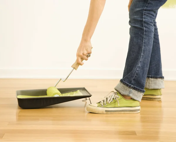 Mujer usando rodillo de pintura . — Foto de Stock