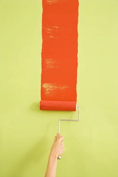 Kobieta maluje ścianę. — Zdjęcie stockowe
