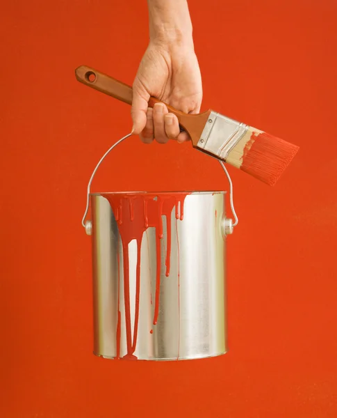 Woman holding paint can. — Stock Photo, Image