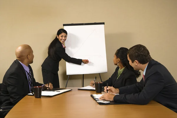 Affärskvinna gör presentationen. — Stockfoto