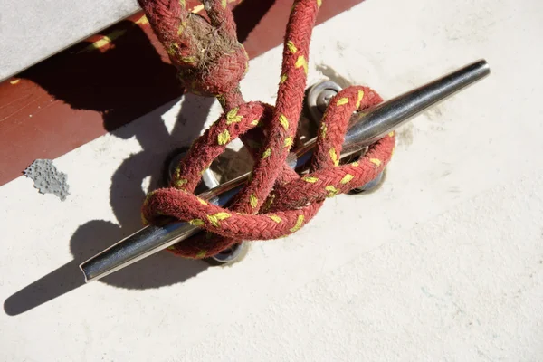 Мотузка прив'язана на човні . — стокове фото