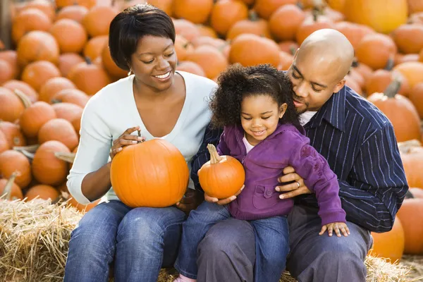 Familjen på halloween. — Stockfoto