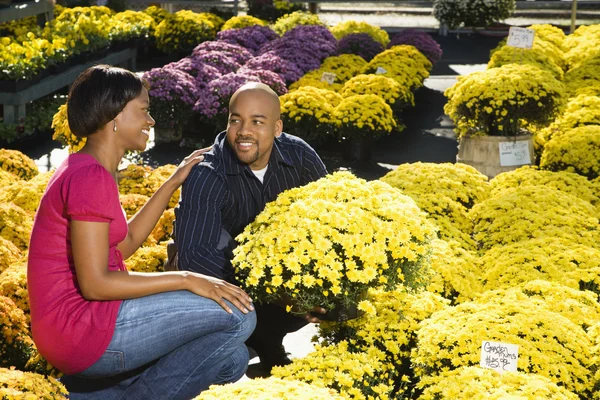 Pár koupí květiny. — Stock fotografie