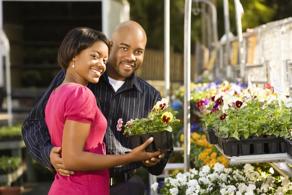 Casal compra de plantas . — Fotografia de Stock