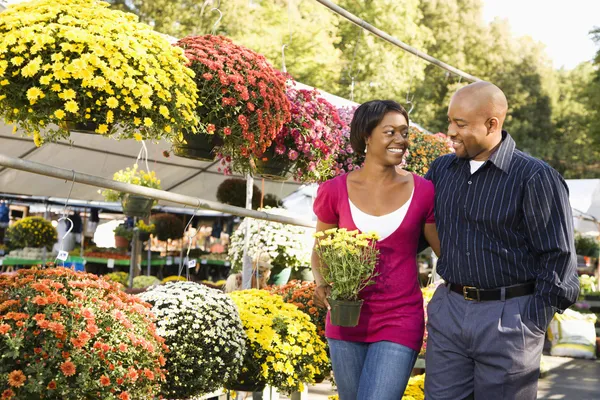 Para kupując kwiaty. — Zdjęcie stockowe
