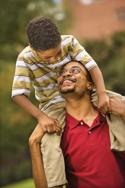 息子を運ぶ父親 — ストック写真