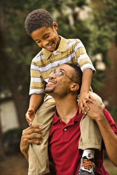 Pai carregando filho — Fotografia de Stock