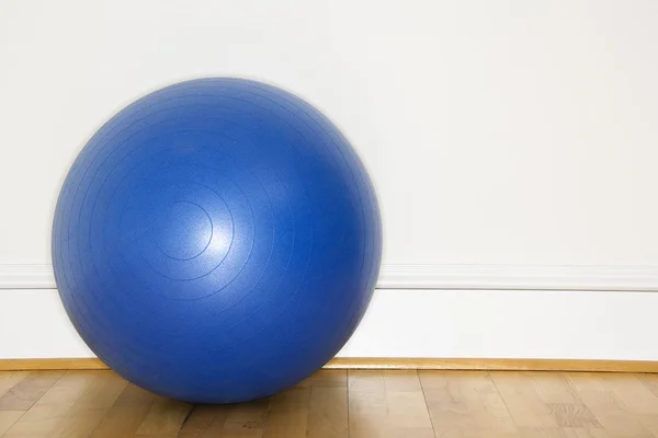 Синій вправа м'яч — стокове фото