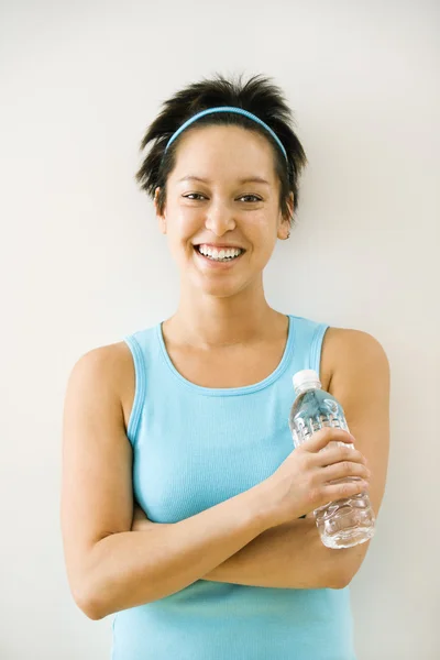 ボトル入りの水を持つ女性 — ストック写真