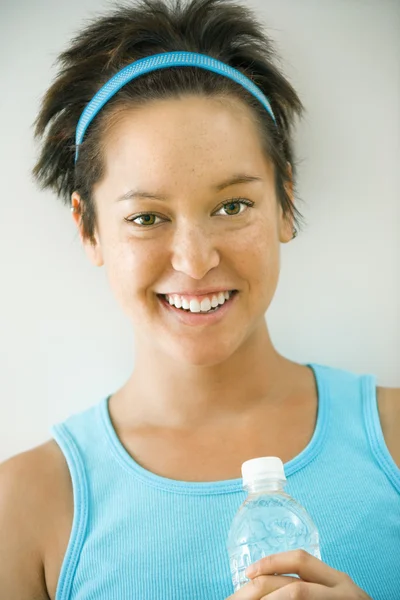 Sorridente giovane donna fitness — Foto Stock
