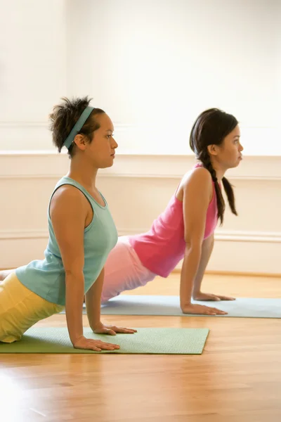 Kobiety uprawiające jogę — Zdjęcie stockowe