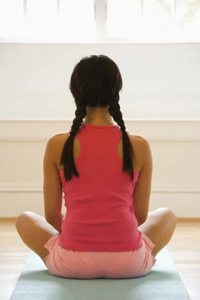 Mujer joven yoga — Foto de Stock