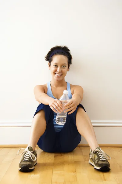 Fitness kvinna med vatten — Stockfoto