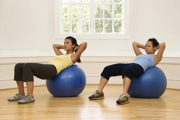 Mulheres fazendo exercícios abdominais — Fotografia de Stock