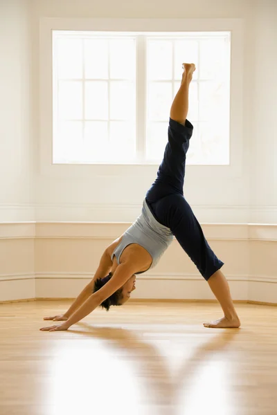 Mujer en pose de yoga — Foto de Stock