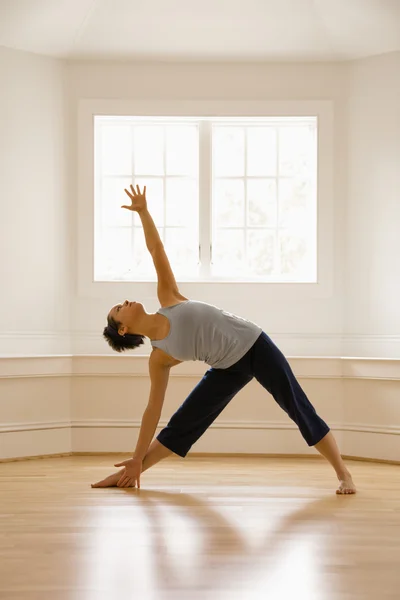 Postura del triángulo del yoga — Foto de Stock