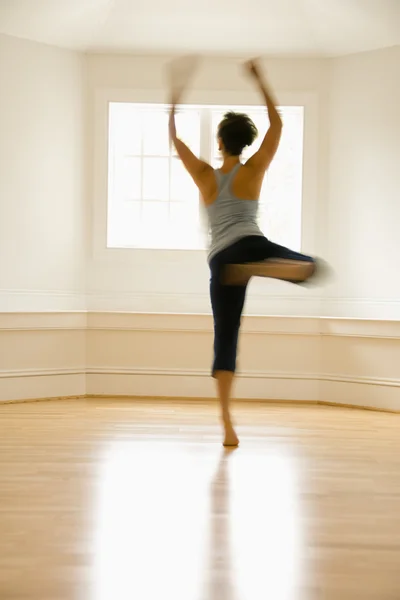 Mujer bailando en movimiento — Foto de Stock