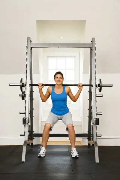 Woman lifting weights — Stock Photo, Image