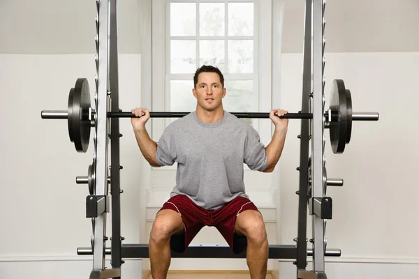 Hombre levantando pesas —  Fotos de Stock