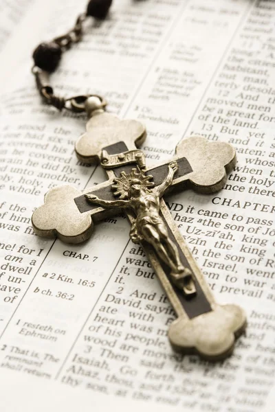 Crucifix sur la Bible . — Photo