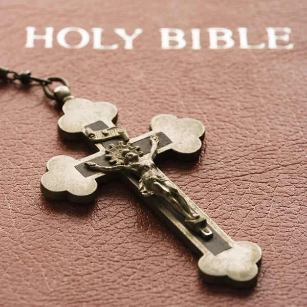 Crucifix sur la Bible . — Photo
