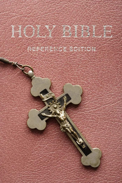 Bíblia Sagrada e crucifixo . — Fotografia de Stock