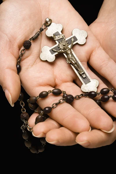 Mani che tengono rosario . — Foto Stock