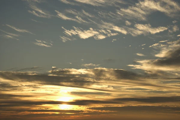 Zonsondergang hemel met wolken — Stockfoto