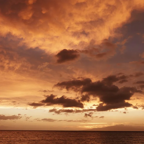 Gyönyörű naplemente alatt a csendes-óceáni. — Stock Fotó