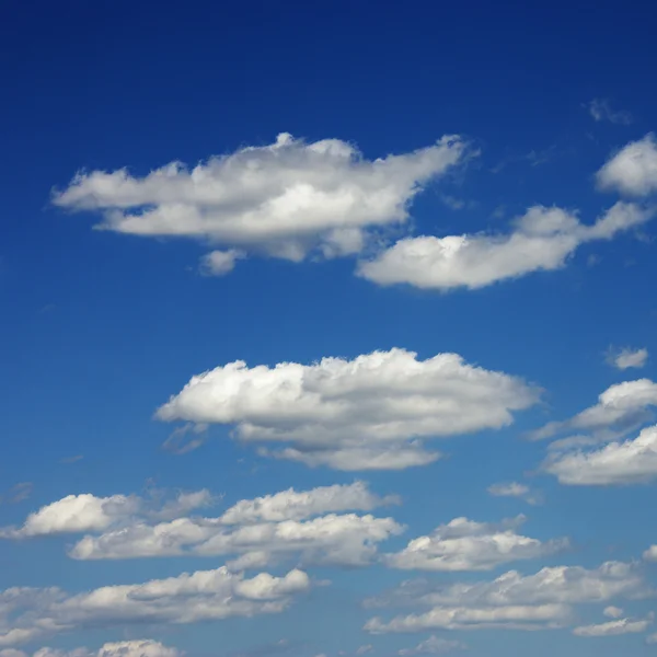 Nuages dans le ciel bleu. Images De Stock Libres De Droits
