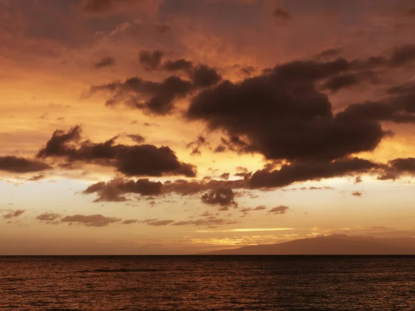 Nuvens do pôr-do-sol sobre o Pacífico . Fotografia De Stock