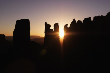 Monument valley mesa günbatımı manzara.