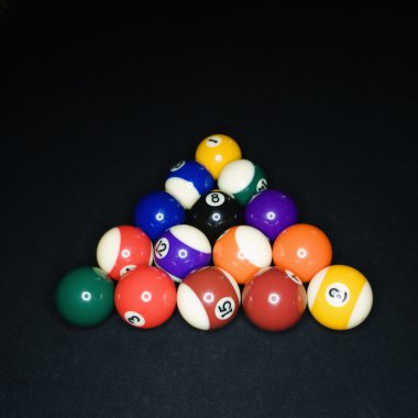 üçgen içinde bilardo topları