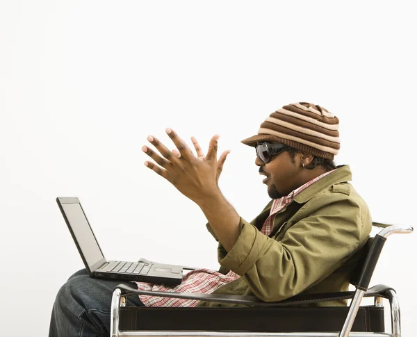 Homem surpreso com laptop . — Fotografia de Stock