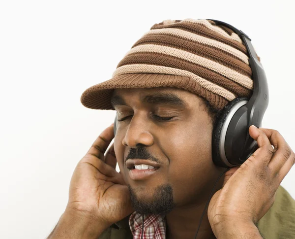 Hombre escuchando auriculares. — Foto de Stock