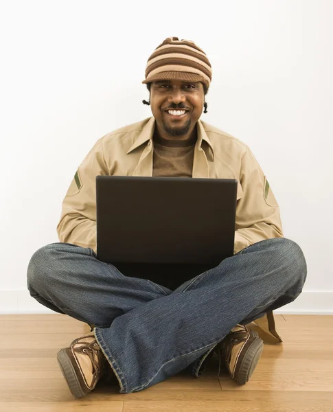 Man op laptop. — Stockfoto