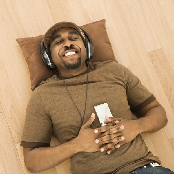 Mann entspannt sich zu Musik. — Stockfoto
