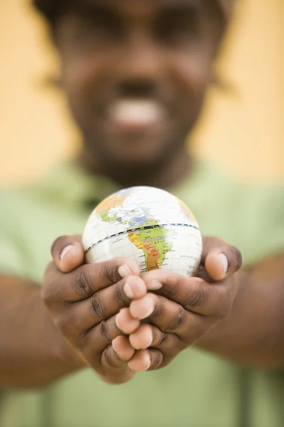 Homem segurando globo . — Fotografia de Stock