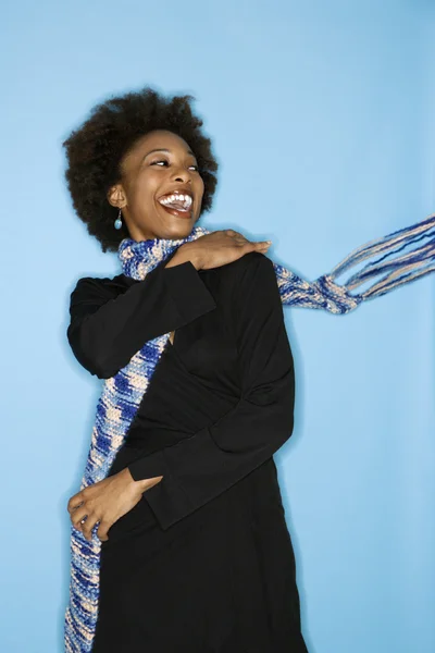 Donna sciarpa lanciando — Foto Stock