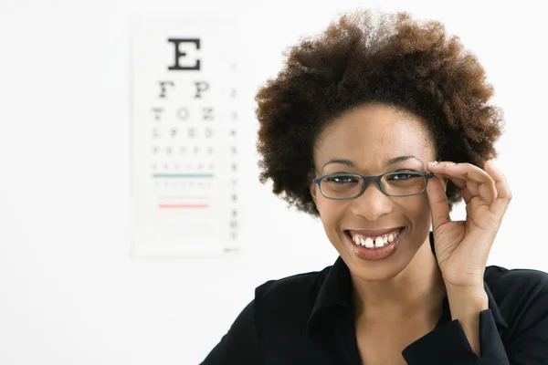 Woman at eye doctor — Stock Photo, Image