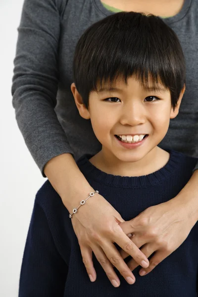 Azjatycki chłopiec z matka — Zdjęcie stockowe