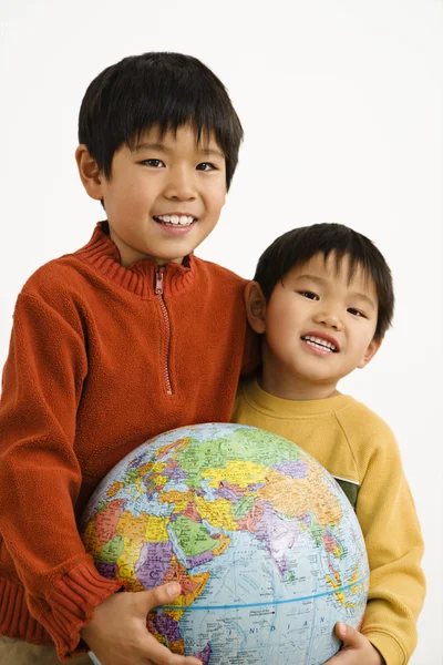 Jungen mit Globus — Stockfoto