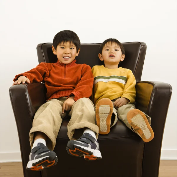 Asiático irmãos na cadeira — Fotografia de Stock