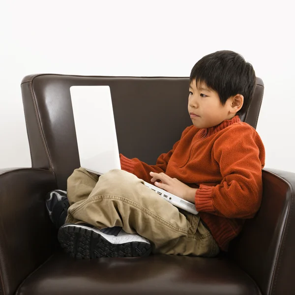 Chłopiec z komputerem — Zdjęcie stockowe