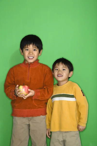 Jungen mit Apfel — Stockfoto