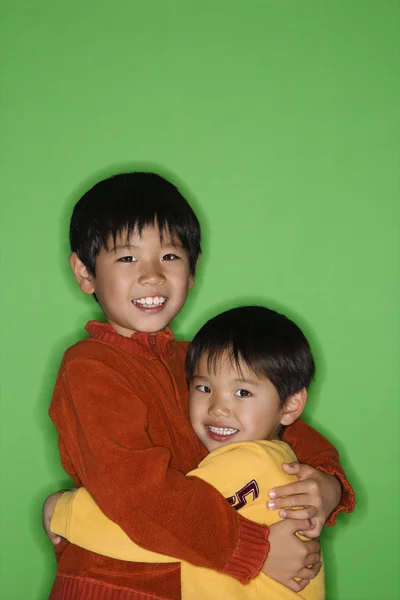 Азиатские братья обнимаются — стоковое фото