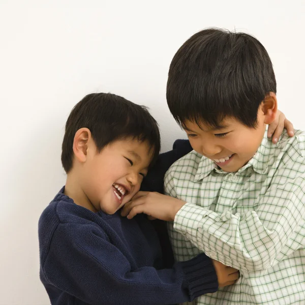 Aziatische broers spelen — Stok fotoğraf