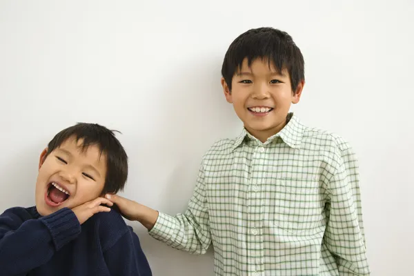 Молодые азиатские братья — стоковое фото