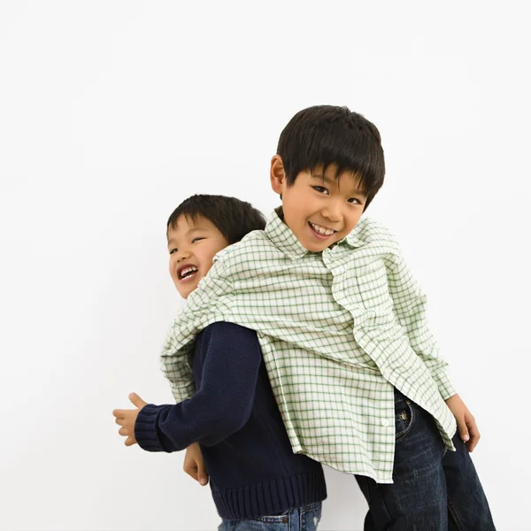 年轻的亚洲兄弟 — 图库照片