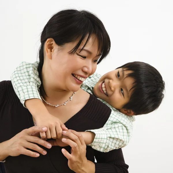 Filho abraçando mãe — Fotografia de Stock